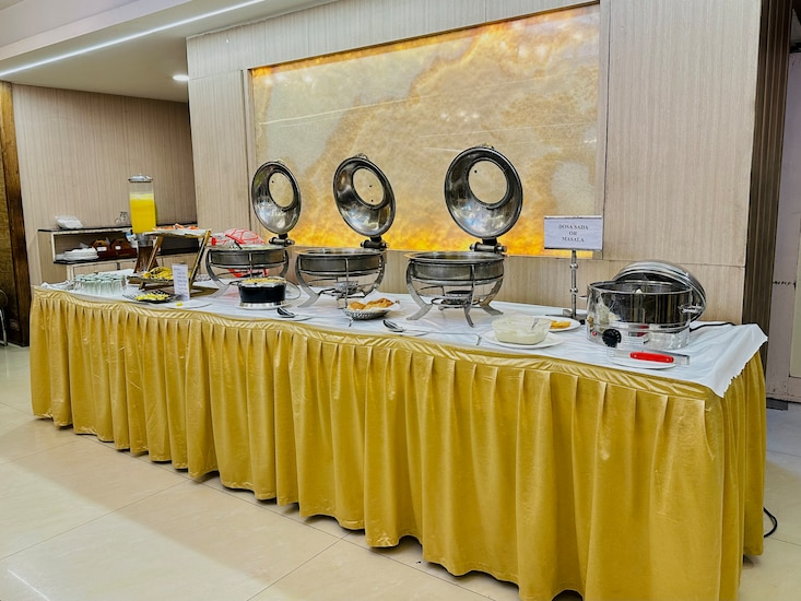 Hotel President, Pure Veg,163, Rnt Marg, Opp. Nehru Statue, Thanewala Terrace, Opp. Nehru Statue, Thanewala Terrace, South Tukoganj, Indore, Madhya Pradesh 452001,3 star