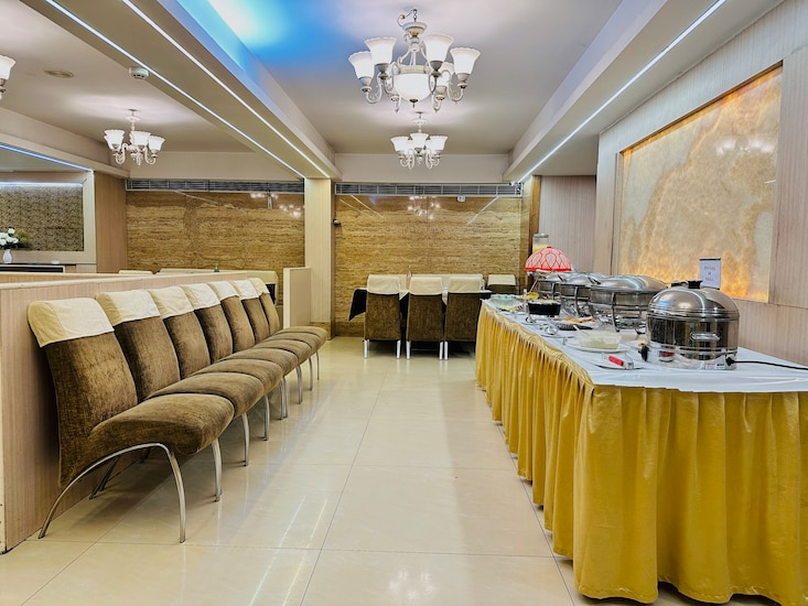 Hotel President, Pure Veg,163, Rnt Marg, Opp. Nehru Statue, Thanewala Terrace, Opp. Nehru Statue, Thanewala Terrace, South Tukoganj, Indore, Madhya Pradesh 452001,3 star