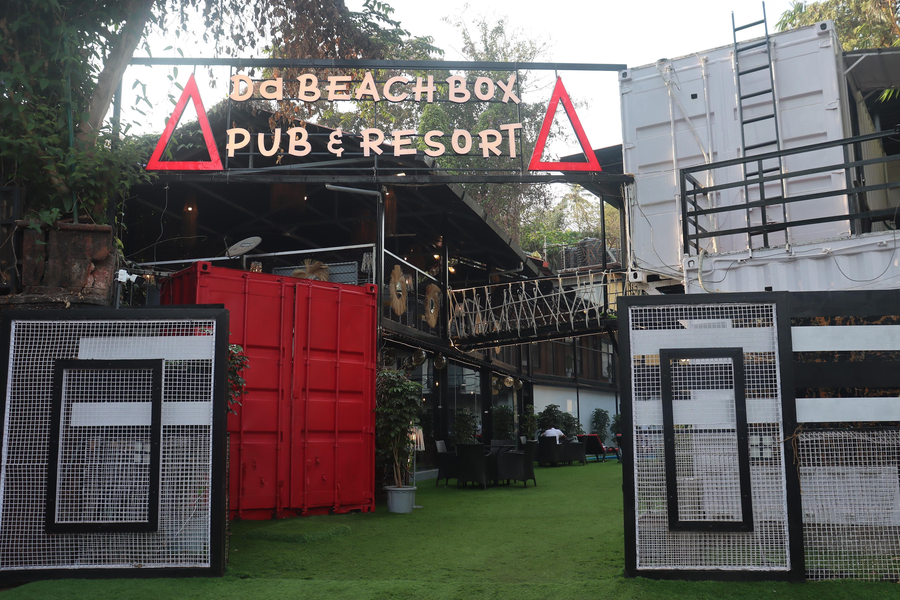 da beach box pub and resort