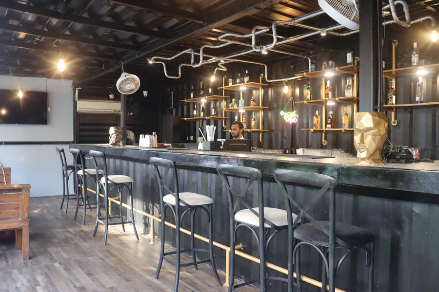 da beach box pub and resort