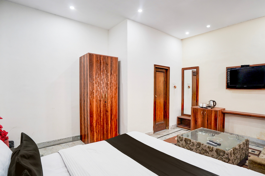 super hotel o krishna nagar chowk near ongc