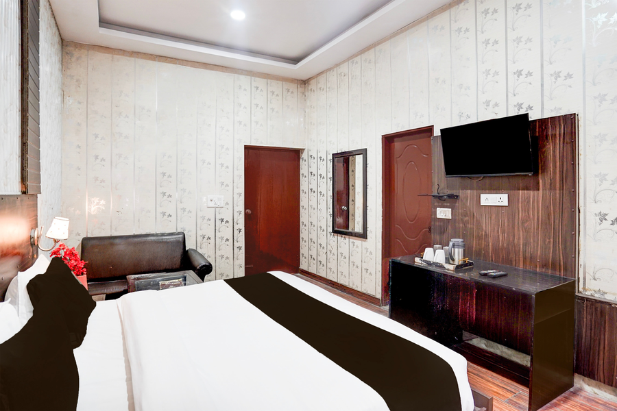 super hotel o tyagi road near railway station