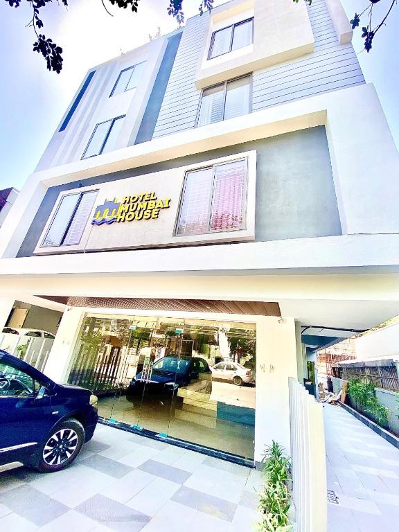 Hotel Mumbai House - LIG Behind Chl Hospital,Indore,3 star
