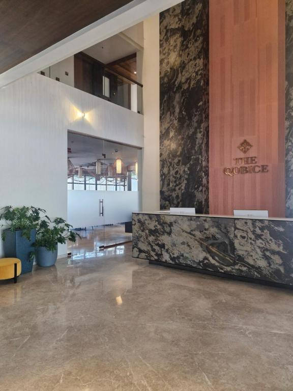 hotel the qubice kolhapur