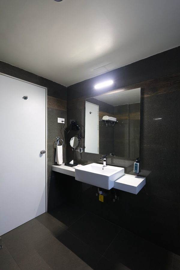 hotel the qubice kolhapur