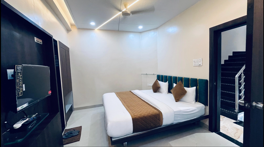Hotel Kailas - Family Restaurant And Lodging,,3 star