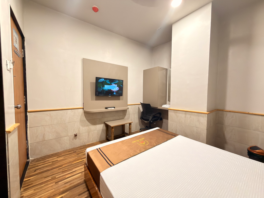 hotel apple palace surat