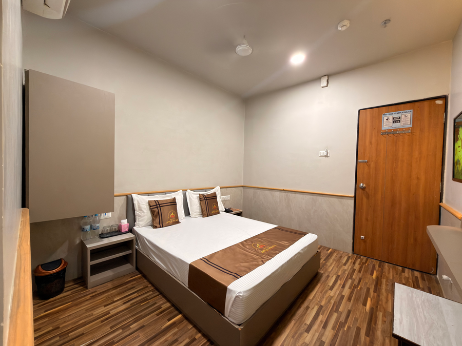 hotel apple palace surat