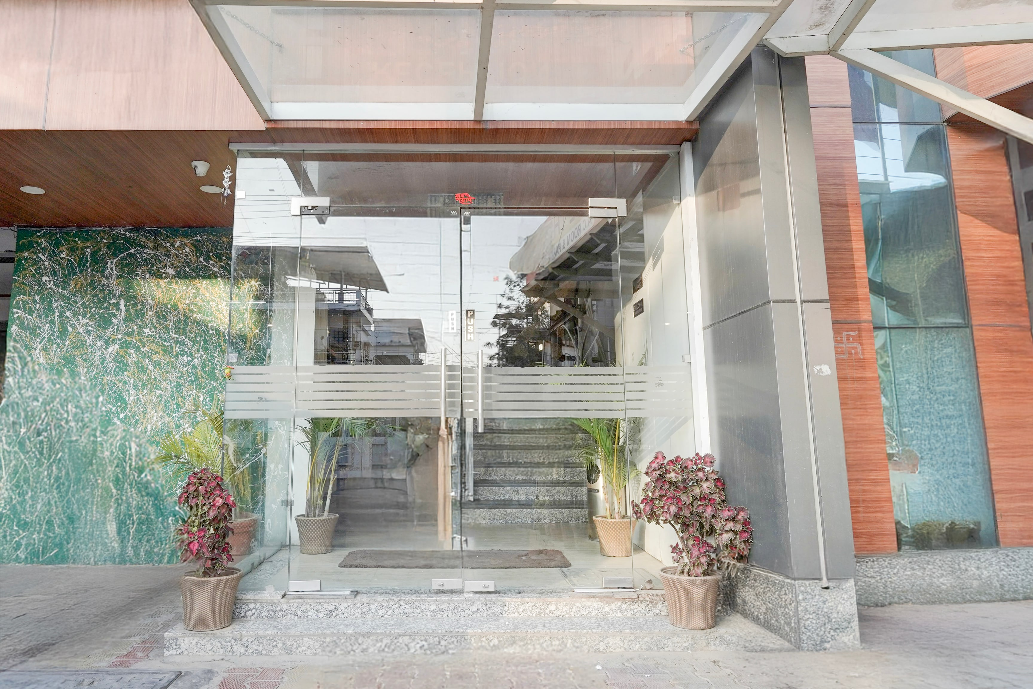 Super Townhouse Haridwar Road Near Rispana Pul Dehradun,,4 star