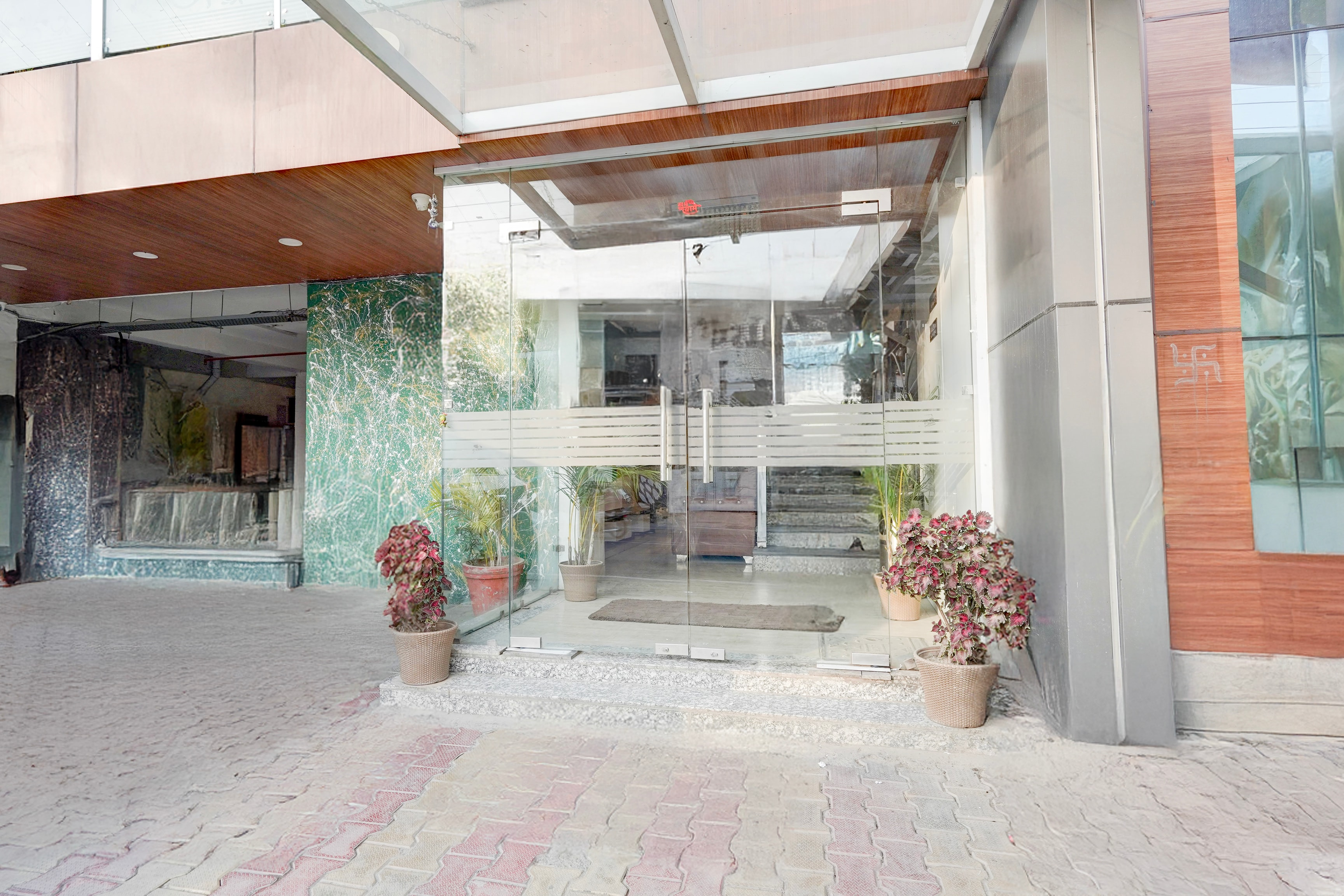 Super Townhouse Haridwar Road Near Rispana Pul Dehradun,,4 star