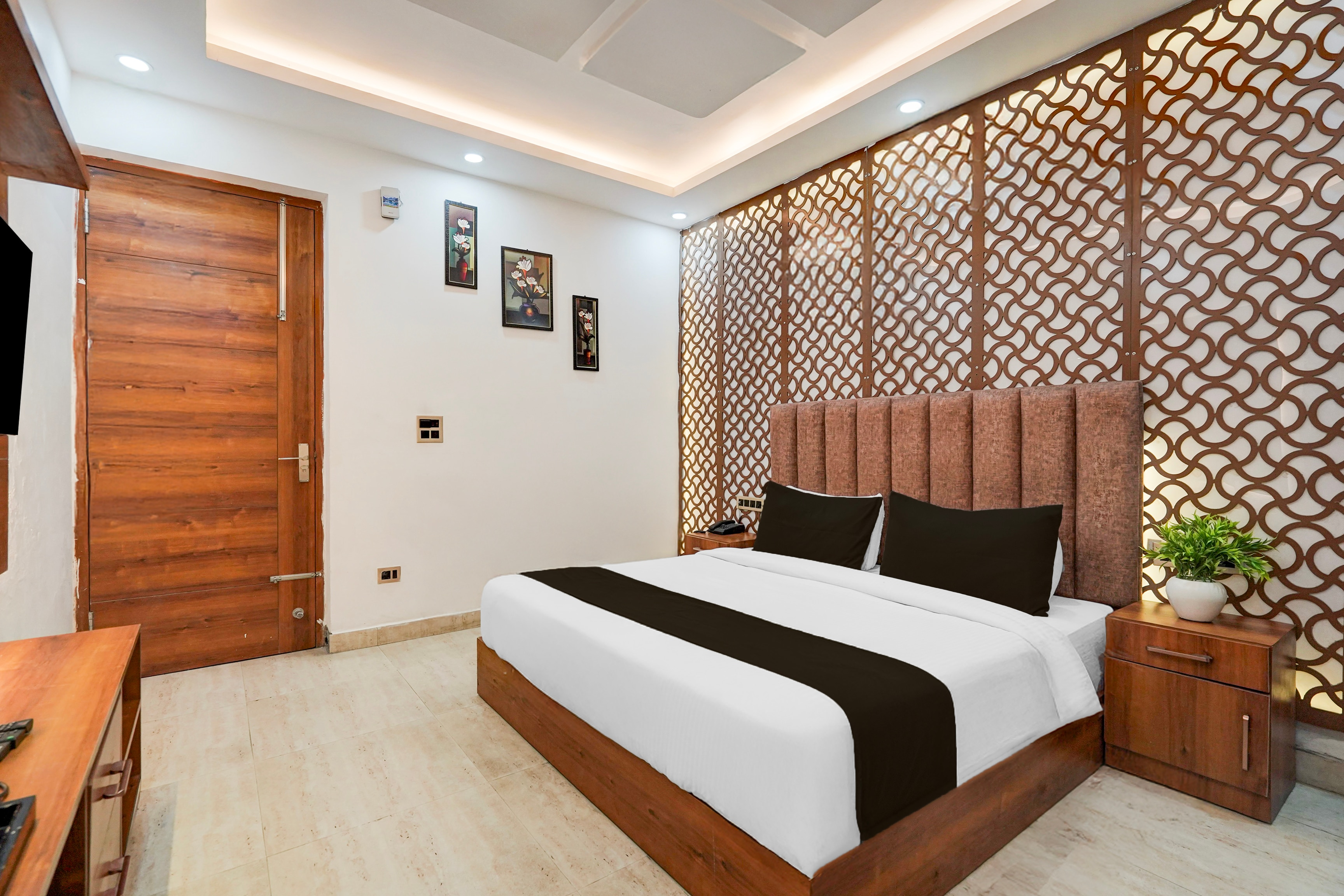 Super Townhouse Haridwar Road Near Rispana Pul Dehradun,,4 star
