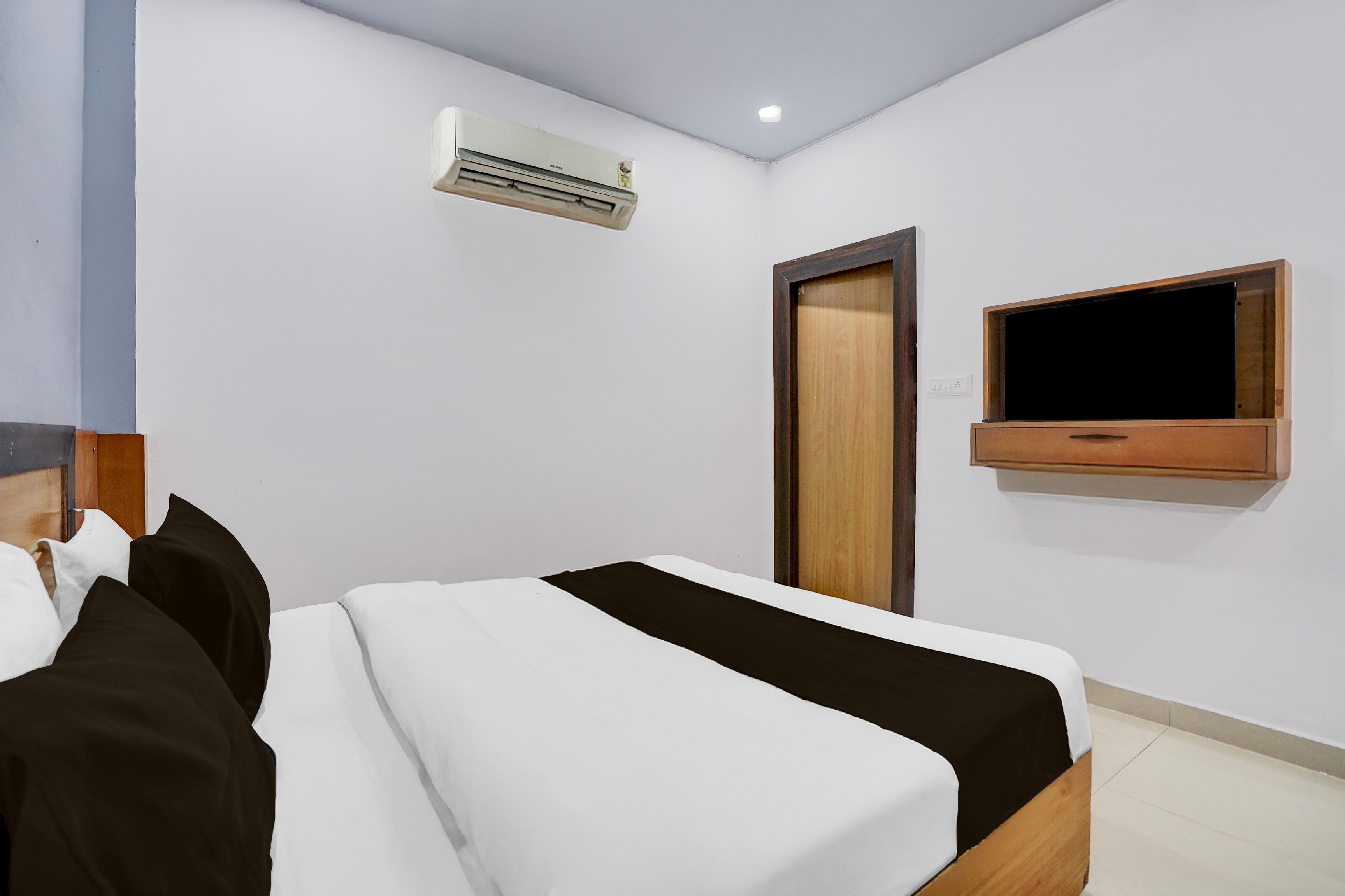 super hotel o gomti nagar near amity formerly hotel green apple