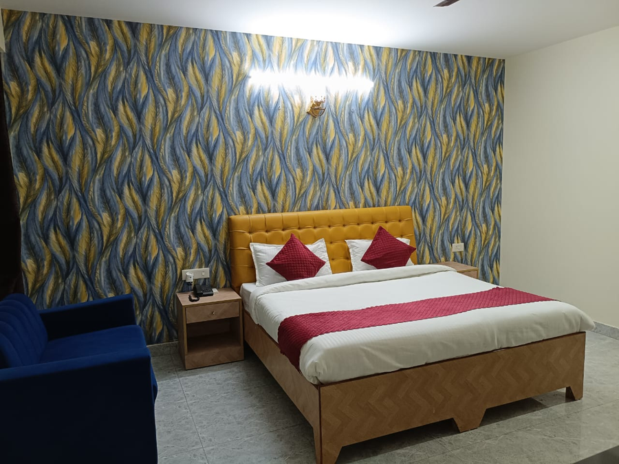 Divine Hotels & Banquets,Sector 70,2 star