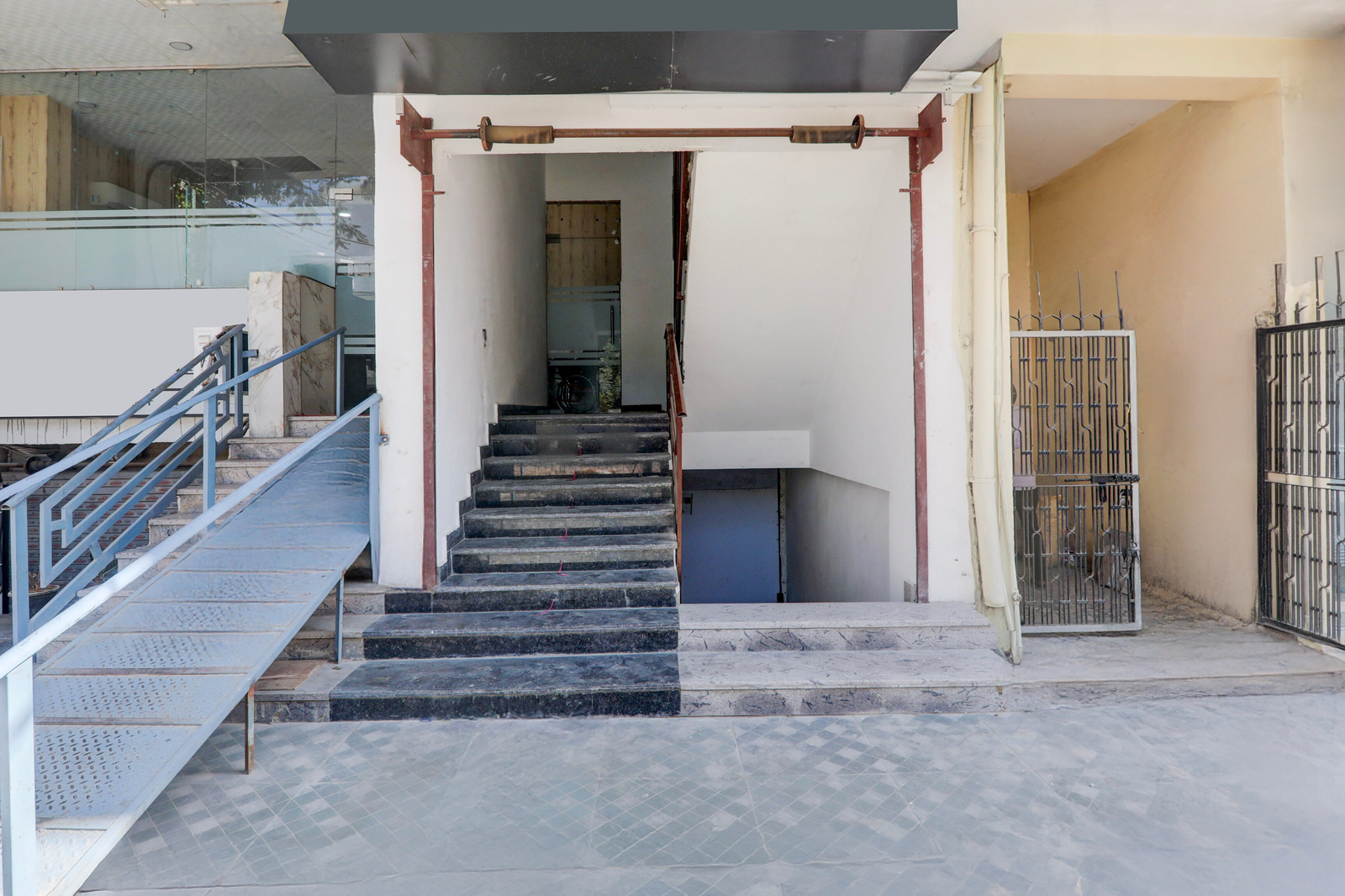Super Collection O Kakadeo Kanpur Formerly Hotel Avon,,3 star