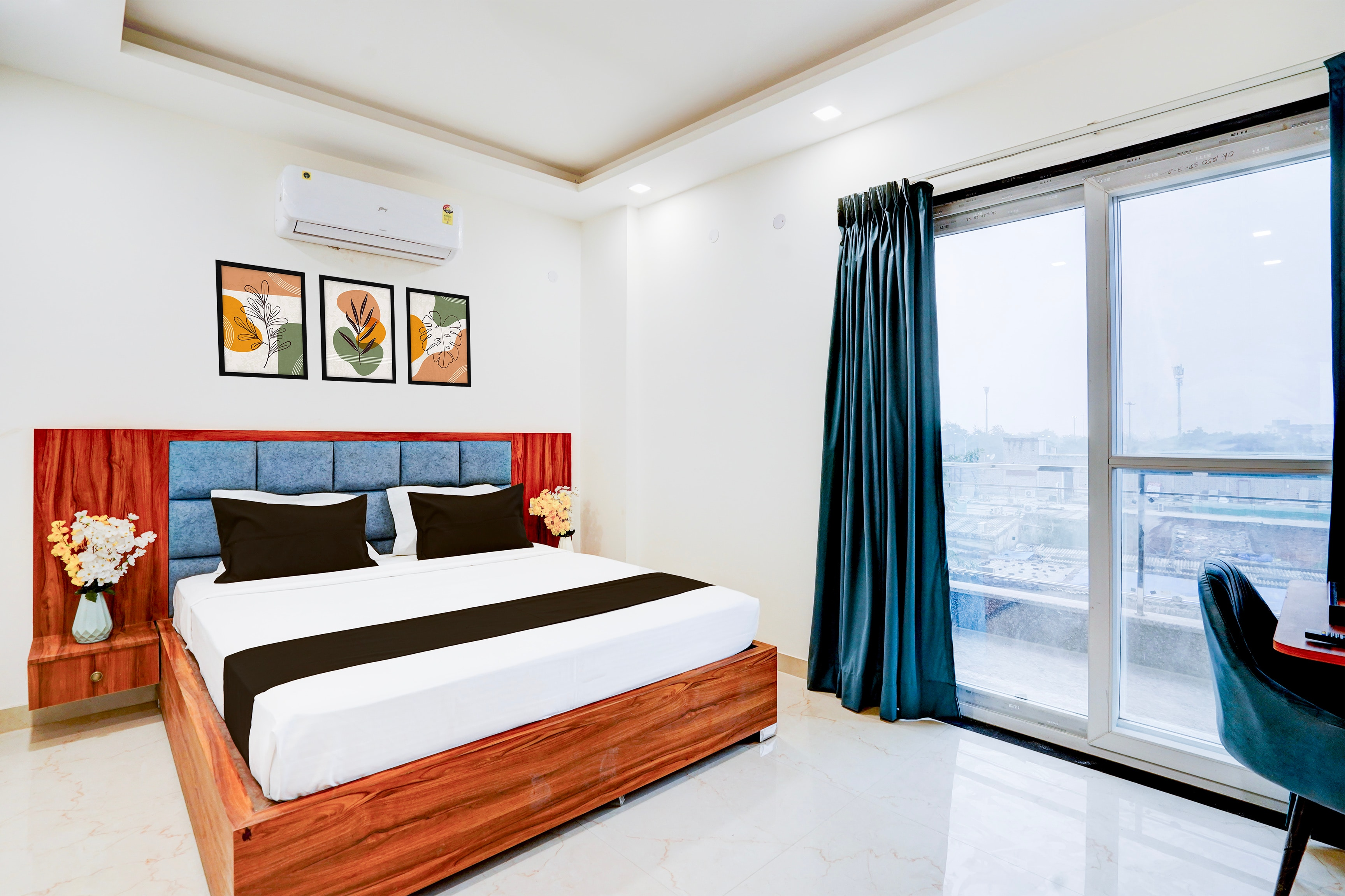 Super Townhouse Sector 93 Noida Expressway,,4 star