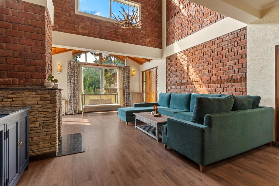 himvan by akama stays