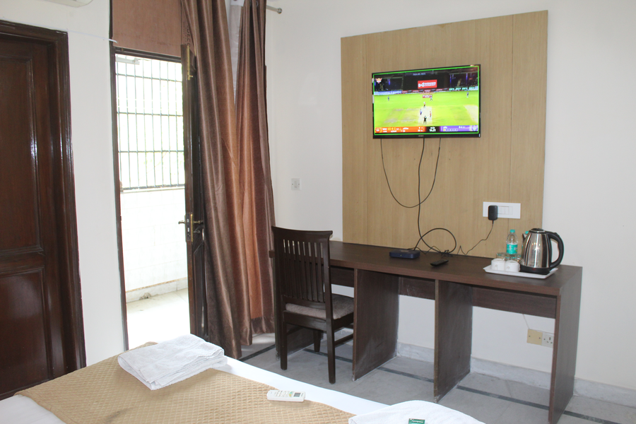 New South Paradise,Chittaranjan Park,3 star