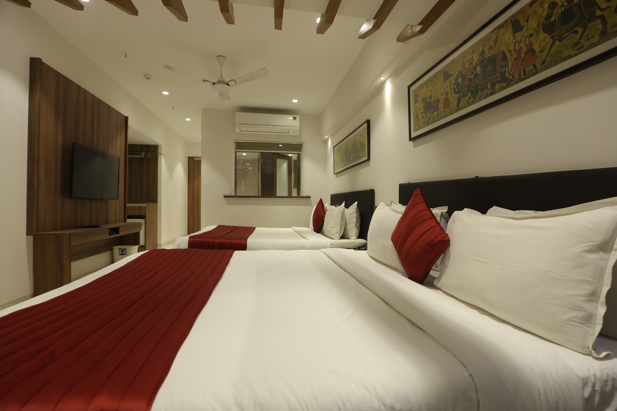 hotel shreeji vatika airport road