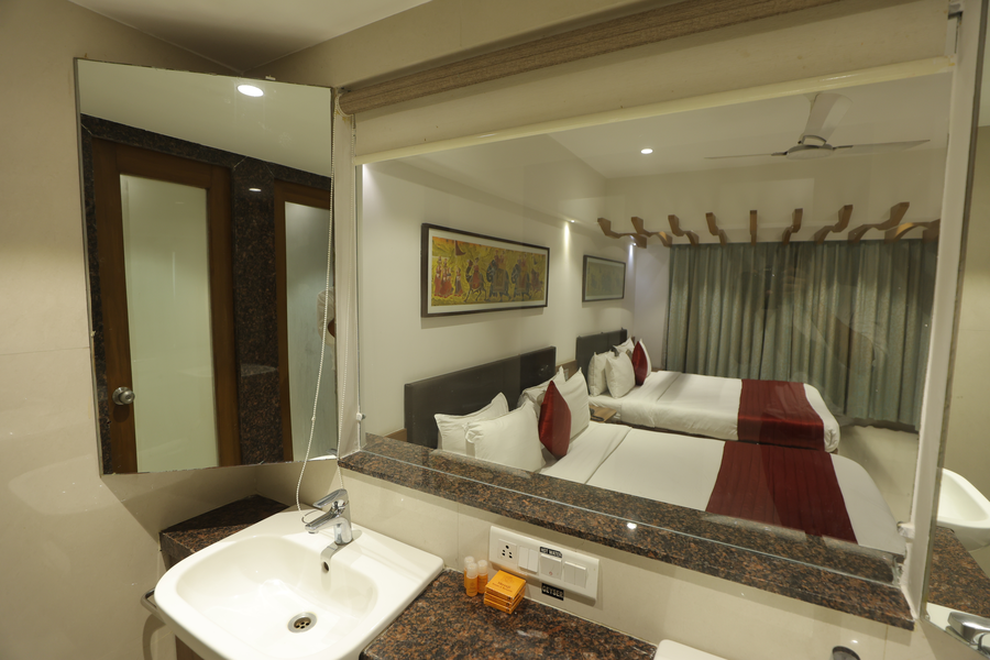 hotel shreeji vatika airport road