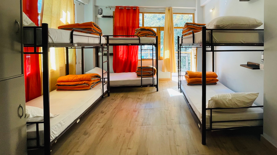 madpackers jibhi hostel and cafe