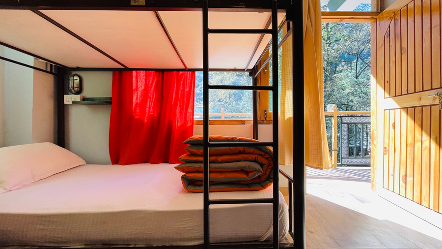 madpackers jibhi hostel and cafe