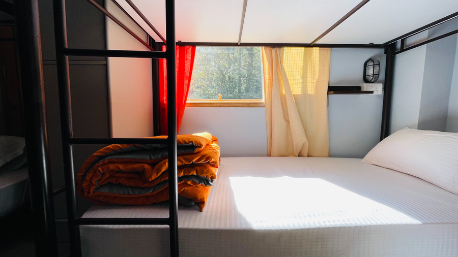 madpackers jibhi hostel and cafe