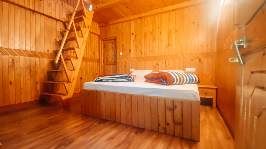 madpackers jibhi hostel and cafe