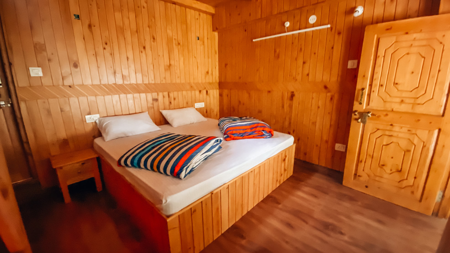 madpackers jibhi hostel and cafe