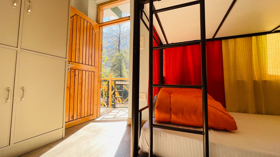 madpackers jibhi hostel and cafe