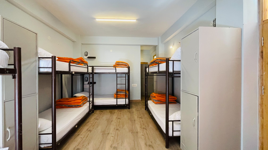 madpackers jibhi hostel and cafe