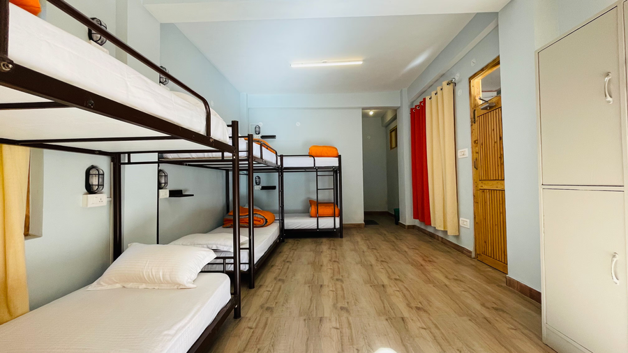 madpackers jibhi hostel and cafe