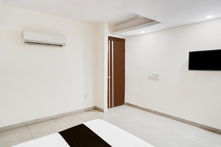 super townhouse patparganj near max super speciality hospital