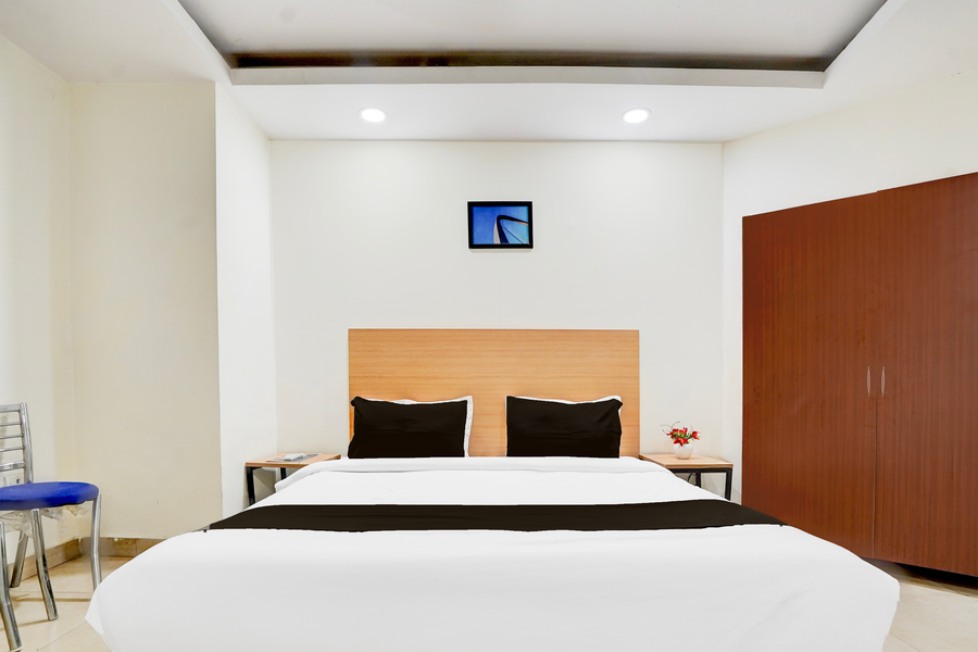 super townhouse patparganj near max super speciality hospital