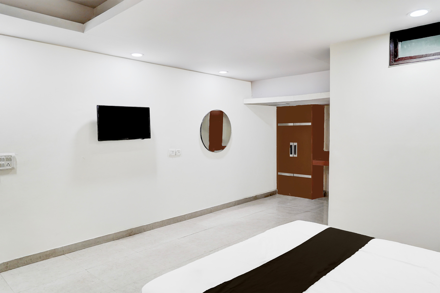 super townhouse patparganj near max super speciality hospital