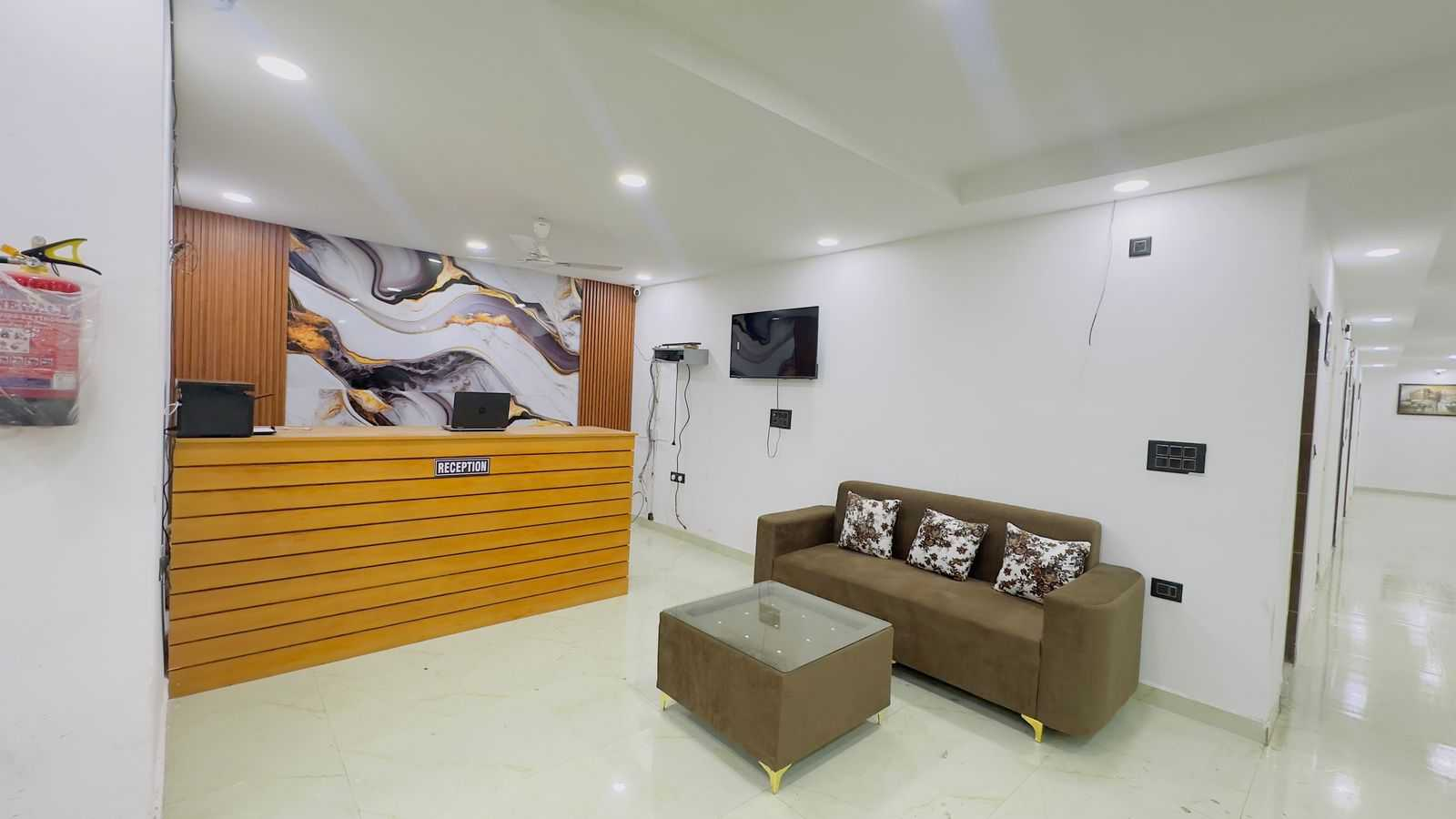 Super Collection O Sector 18 Metro Station,,2 star