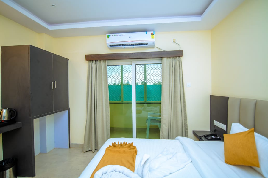 hotel sunbay 700 mtr from jagannath temple