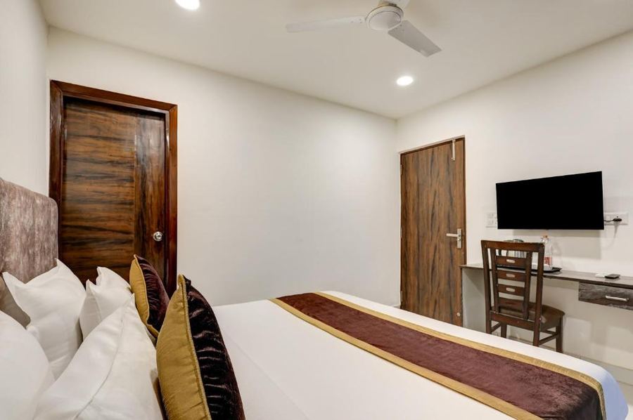 hotel airport near yashobhumi