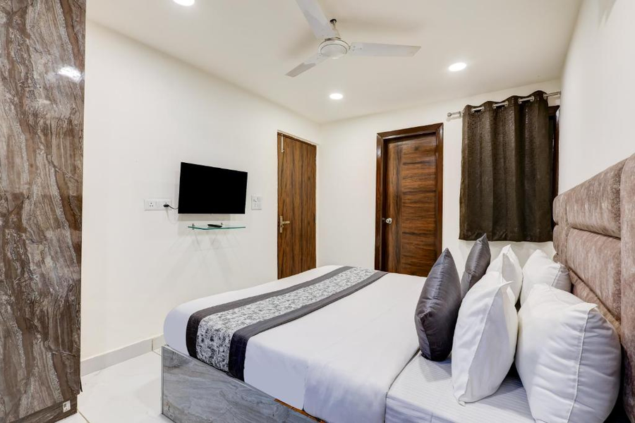 hotel airport near yashobhumi