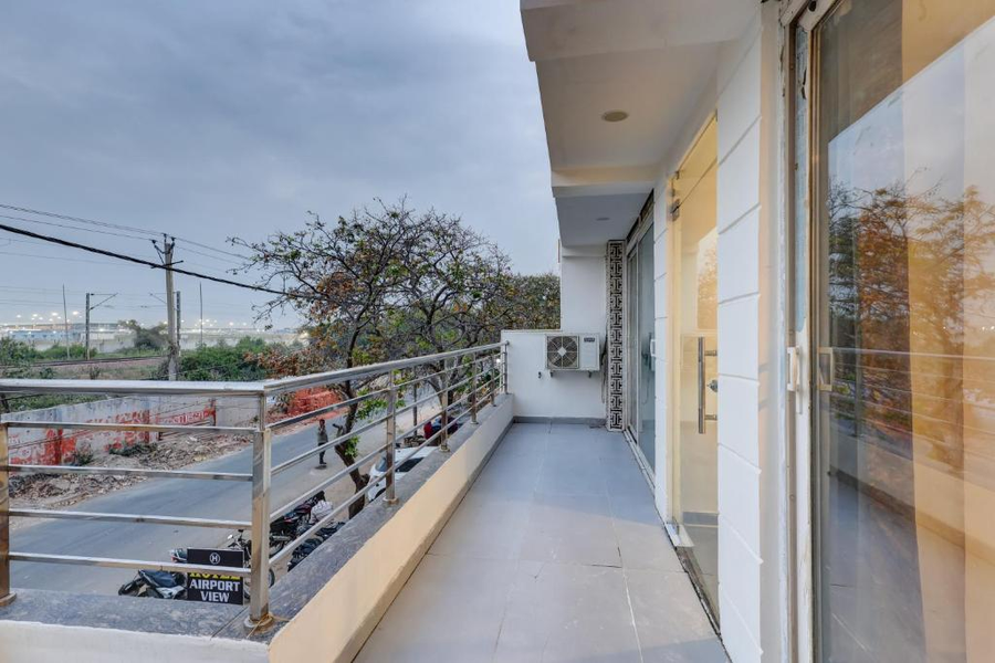 hotel airport near yashobhumi