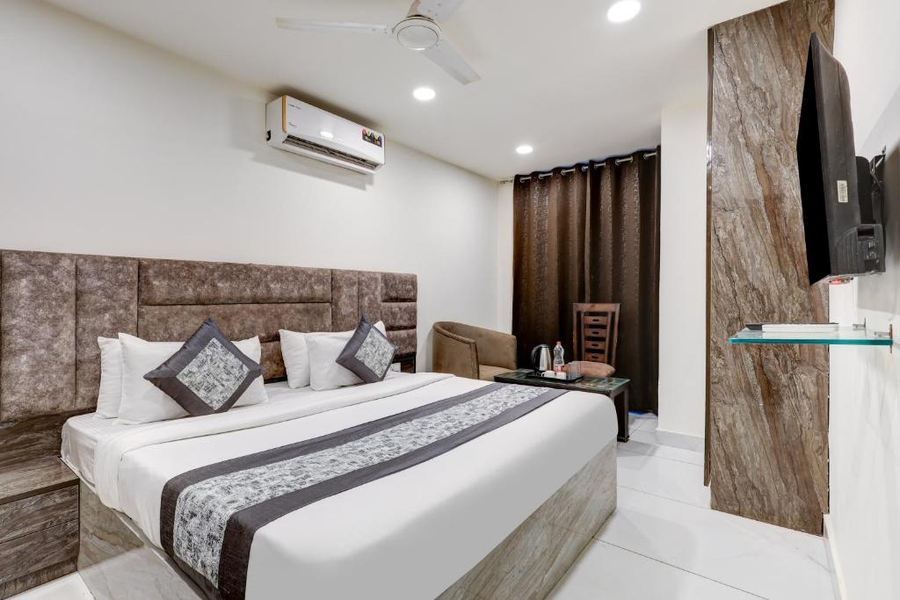 hotel airport near yashobhumi