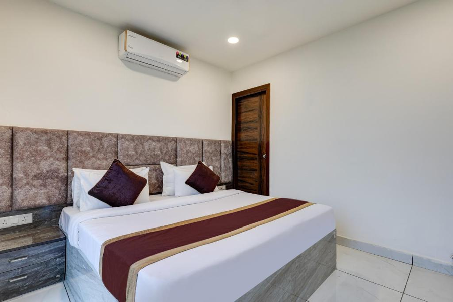 hotel airport near yashobhumi