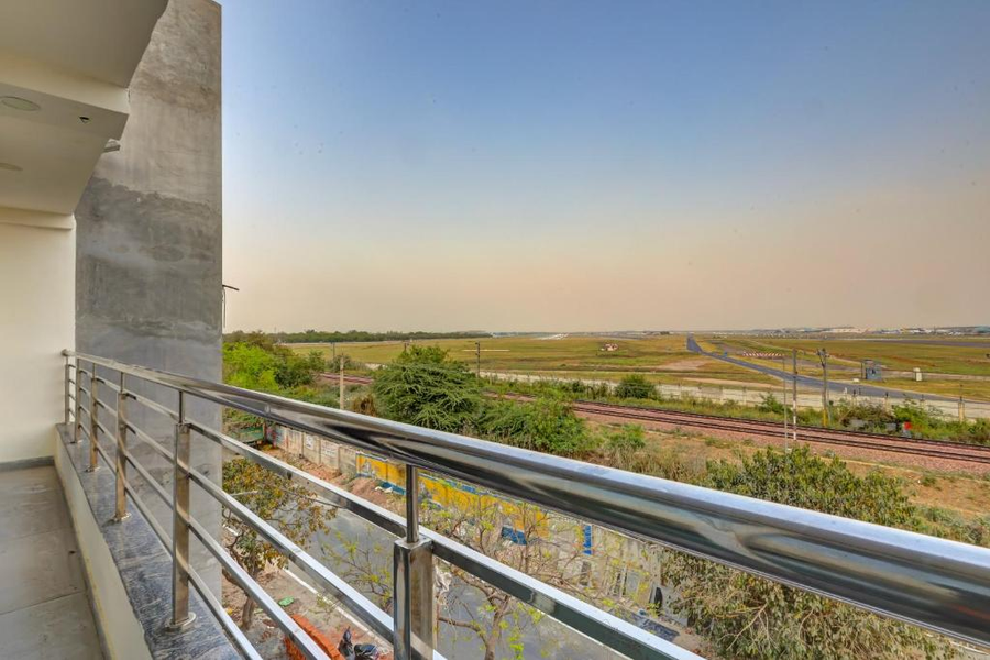 hotel airport near yashobhumi