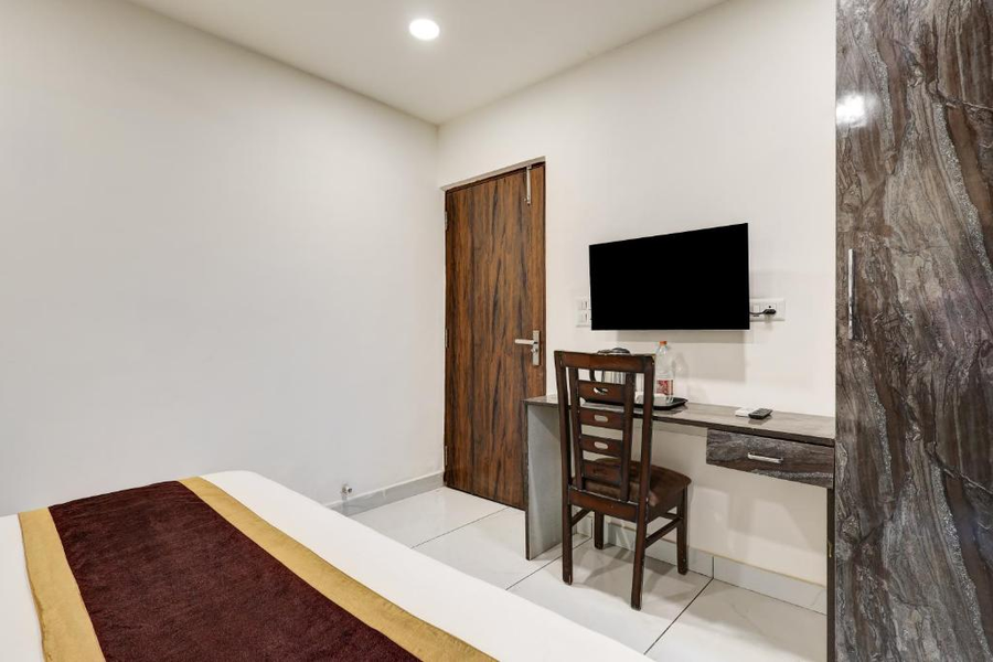 hotel airport near yashobhumi