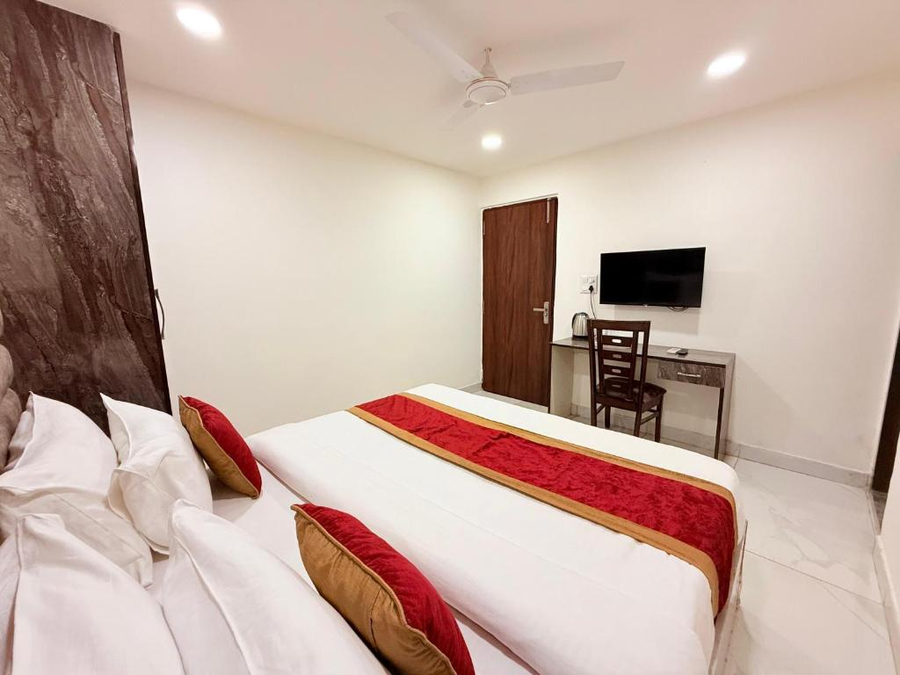 hotel airport near yashobhumi