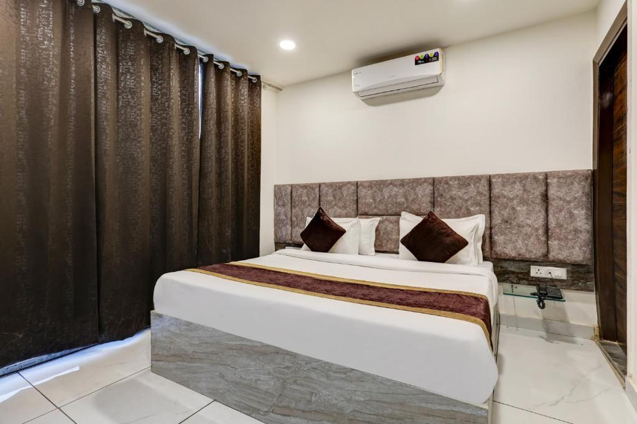 hotel airport near yashobhumi