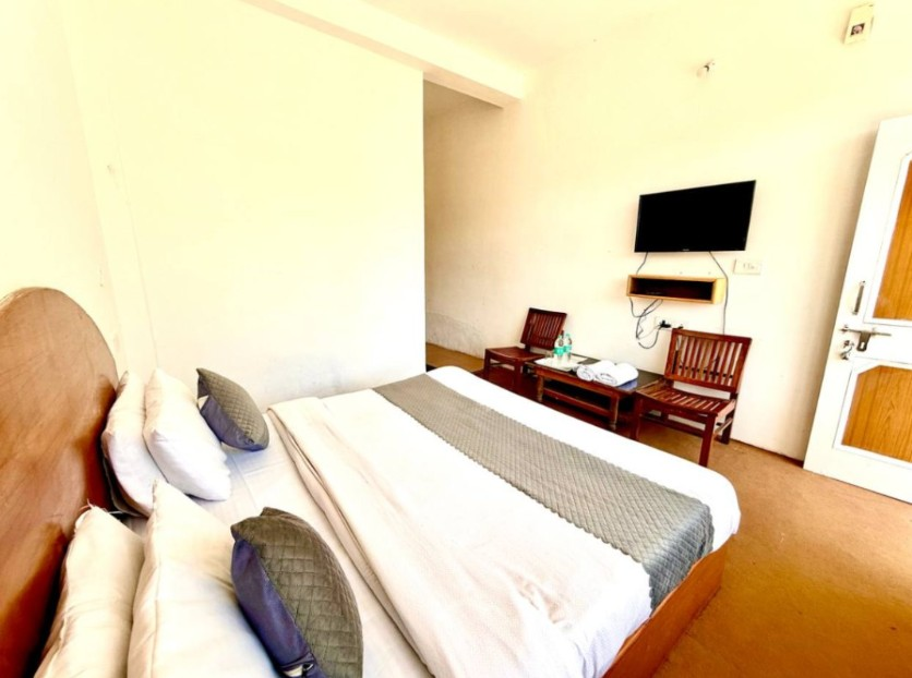 hotel the premium villa old manali view
