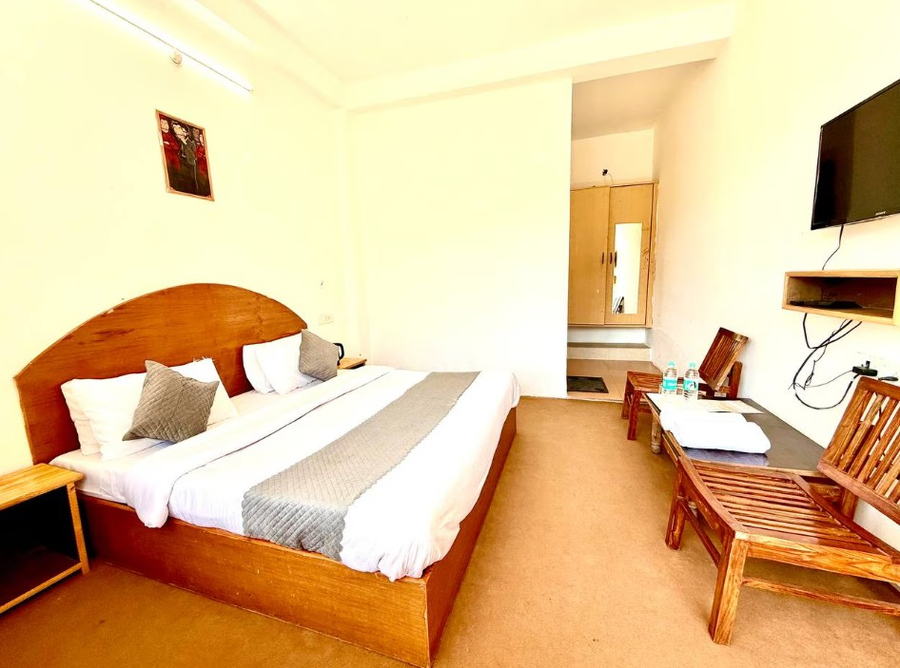 hotel the premium villa old manali view