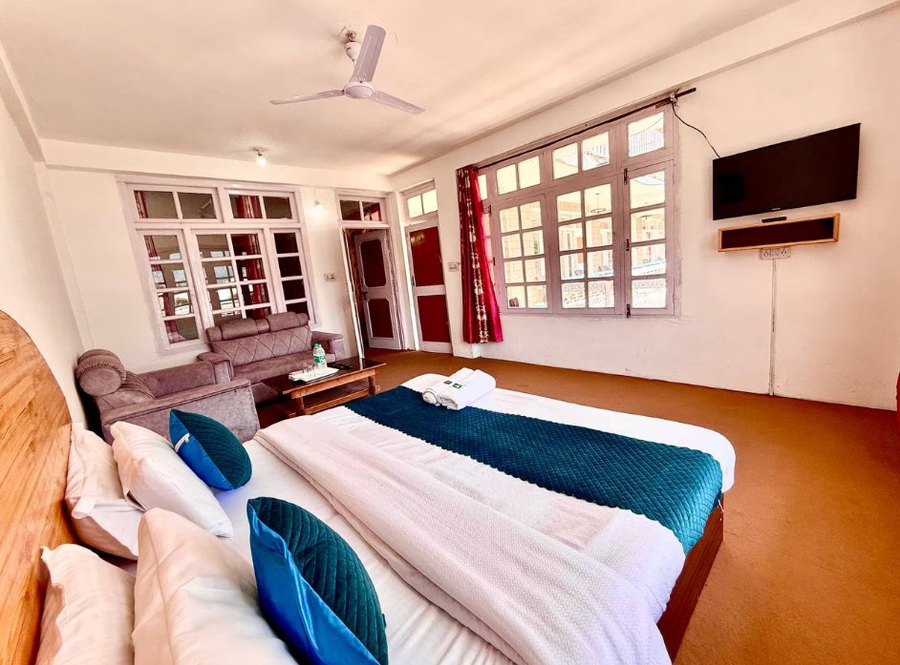 hotel the premium villa old manali view
