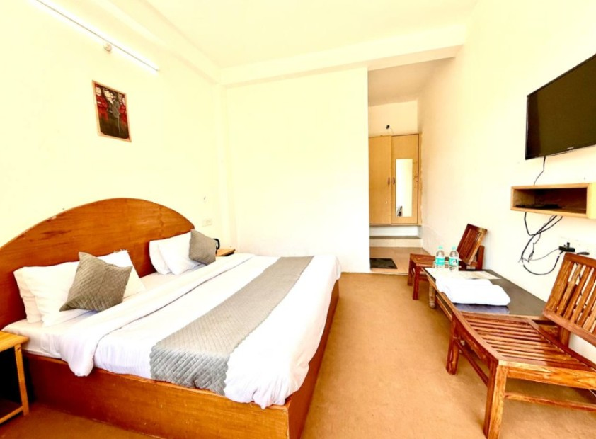 hotel the premium villa old manali view