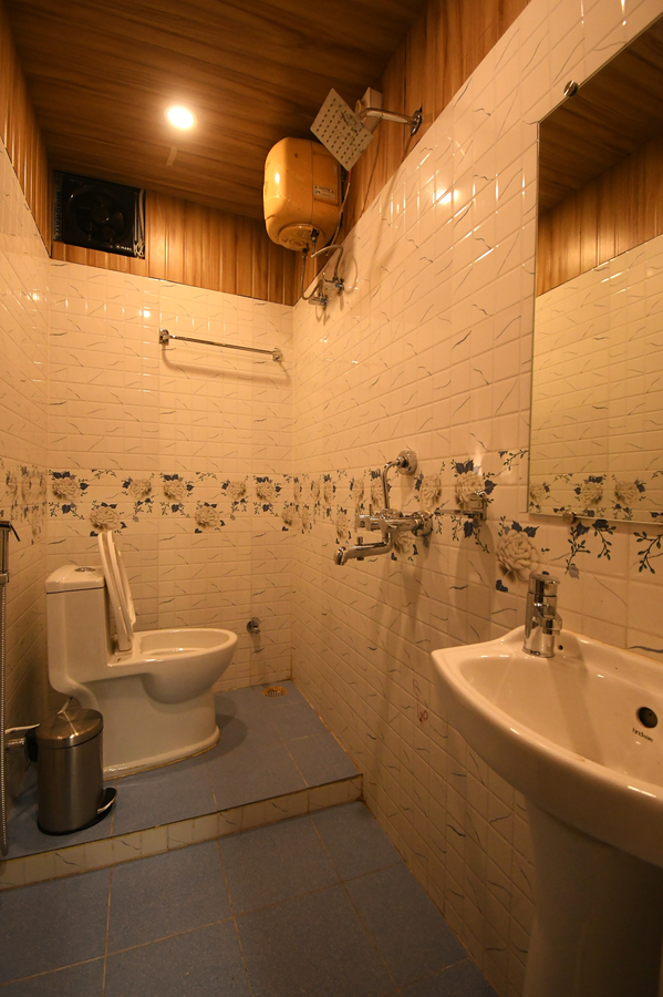 hotel adhunik